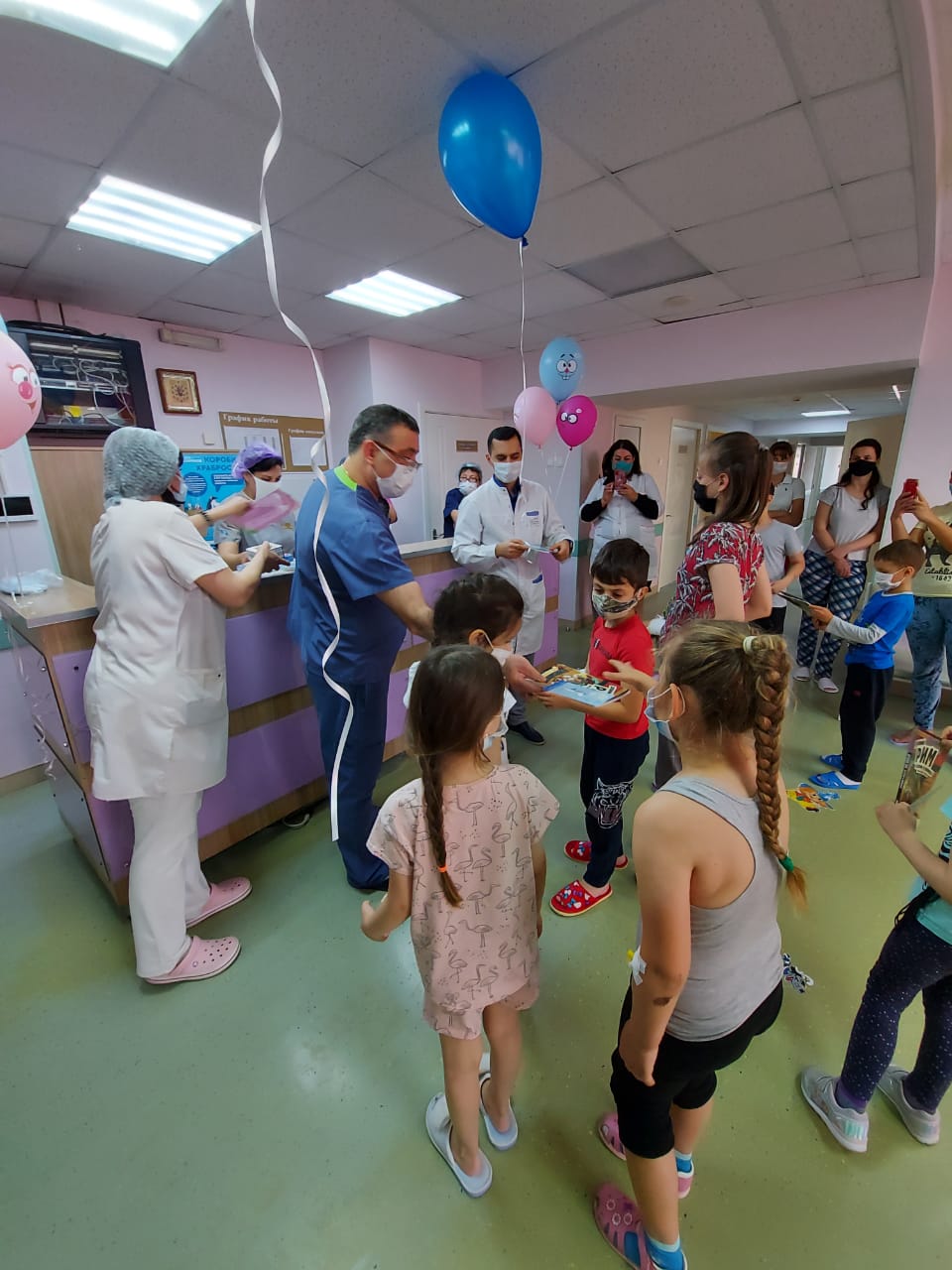 Новороссийские волонтеры поздравили с праздником детей в больницах