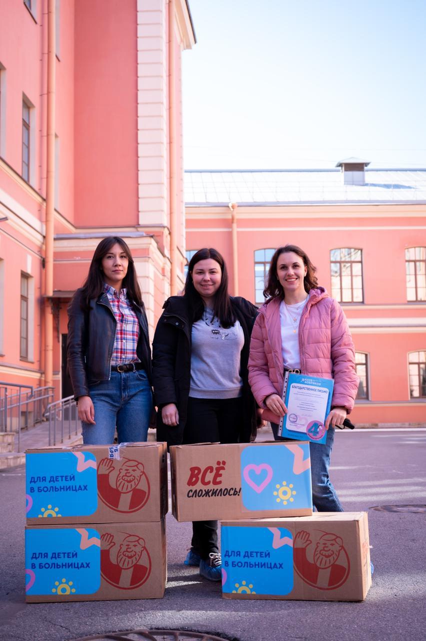 Сотрудники компании «Петрович» собрали игрушки для коробки храбрости