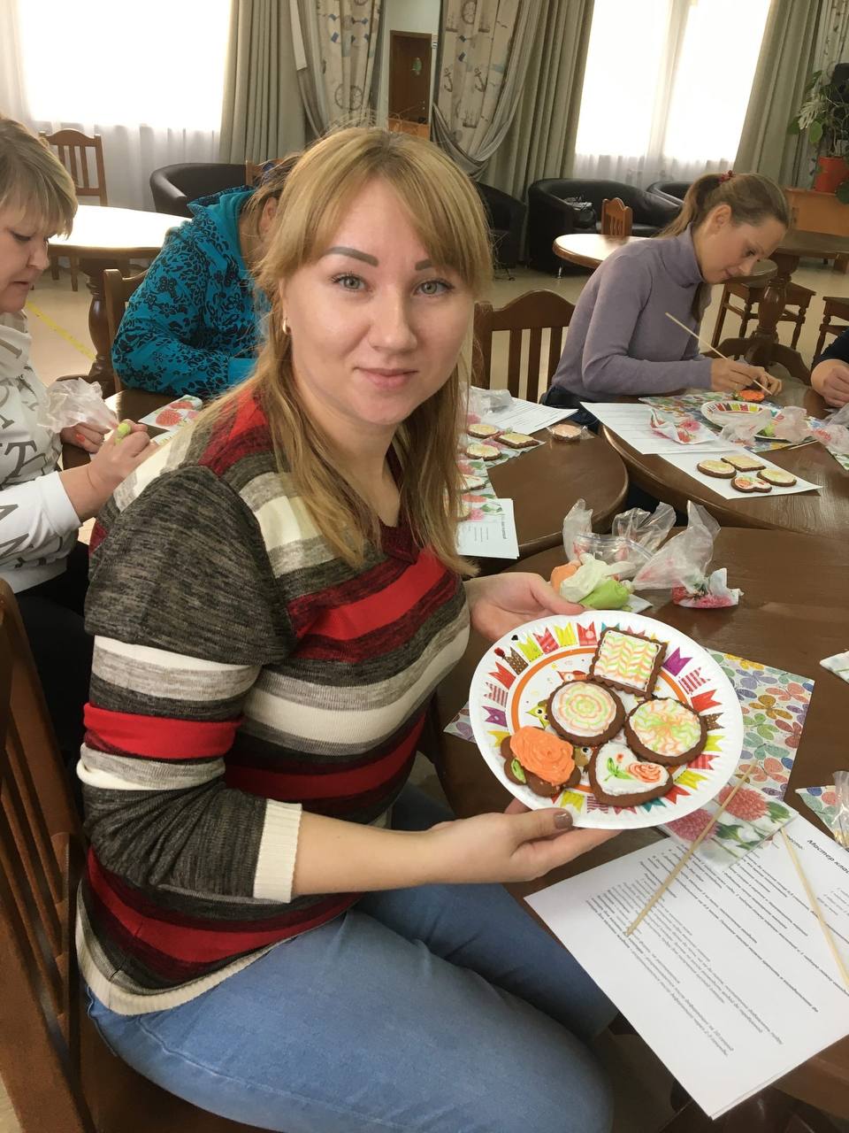 Добряки Архангельска провели мастер-класс по росписи пряников для особенных мам
