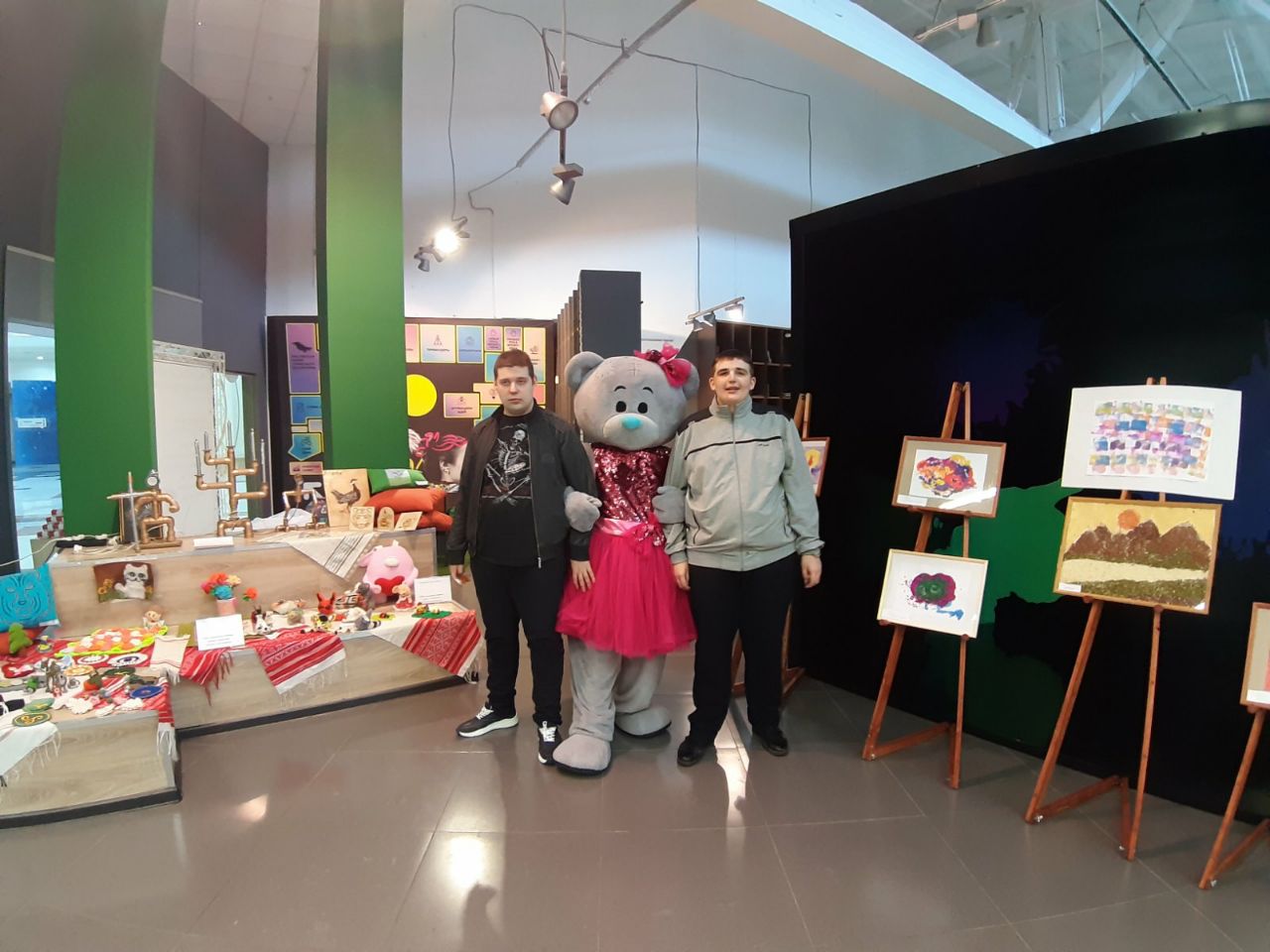 Добряки Оренбурга организовали выставку творческих работ людей с ментальной инвалидностью
