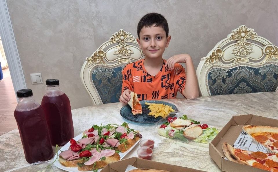 Добряки Сочи поздравляют подопечных с днём рождения вкусной пиццей и брускеттами